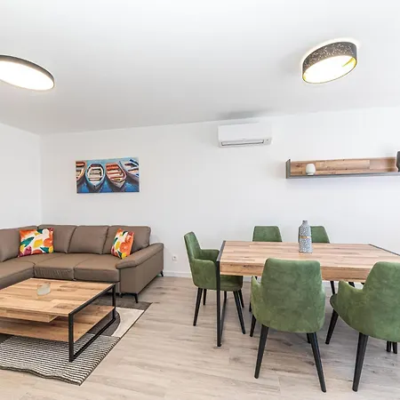 Two Bedroom With Sea View And Balcony Kaštela